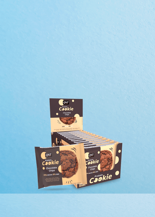 Une boîte de présentation remplie de paquets de pépites de chocolat QNT Protein Cookie de 60 g est placée sur un fond bleu clair apaisant, offrant le plaisir parfait pour les amateurs de café à la recherche d'une délicieuse friandise riche en protéines à associer à leur boisson préférée. | Flaronis.lu