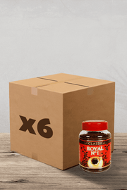 Une boîte en carton marquée "x6" repose sur une surface en bois, juste à côté d'un pot de Café Soluble Royal N°1 Classique - 200g. Parfaite pour les amateurs de café, cette configuration vous invite à vous adonner aux saveurs riches et classiques du café instantané haut de gamme ! | Flaronis.lu