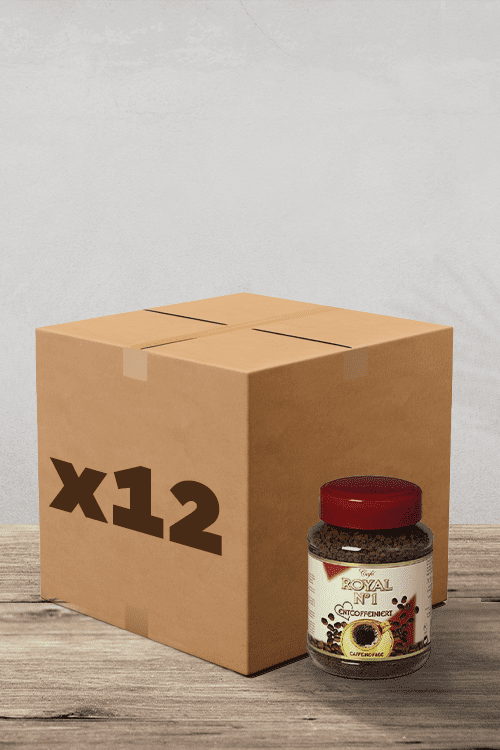 Une boîte en carton étiquetée « x12 » trône à côté d'un pot de Café Soluble Royal N°1 Décaféiné - mélange de café de 200 g avec un couvercle rouge, le tout sur une surface en bois cosy. | Flaronis.lu