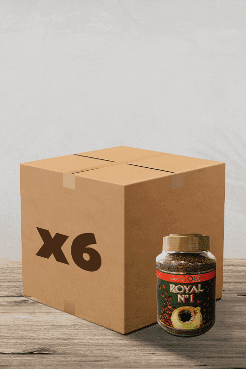 Une boîte en carton scellée marquée "x6" trône à côté d'une bouteille de "Café Soluble Royal N°1 Or - 200g" sur un plan de travail en bois, prête à offrir une expérience café exceptionnelle. | Flaronis.lu