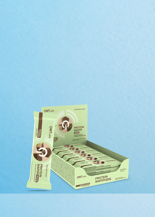 Imaginez un fond bleu serein mettant en valeur une boîte de QNT Vagen Wafer Bar Hazelnut 35g, avec une alléchante Wafer Bar posée contre la boîte ouverte. Parfaitement associées pour améliorer votre expérience de café, ces délices à la noisette promettent un plaisir paradisiaque pour tous les amateurs de café. | Flaronis.lu