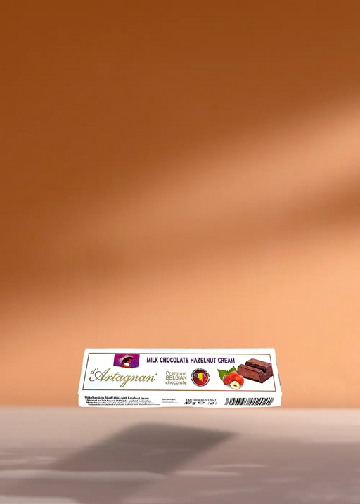 Ravissez vos sens avec la tablette A Bâton d'Artagnan Chocolat Noir, Noix de Coco et Cookie (45 g), une gourmandise qui se marie parfaitement avec votre café préféré. Ses saveurs riches se détachent magnifiquement sur un fond brun chaleureux et invitant, créant une combinaison irrésistible pour les amateurs de café. | Flaronis.lu