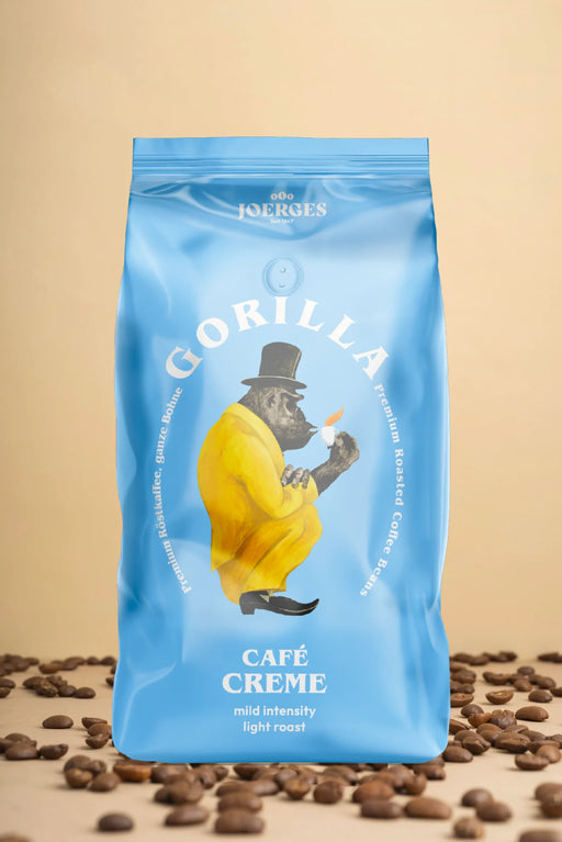 Découvrez l'expérience café idéale pour les amateurs : notre sac bleu distinctif met en scène un charmant gorille vêtu d'un manteau jaune, savourant une tasse de café. Découvrez le « Gorilla Café Crème N°3 », votre choix incontournable pour une torréfaction légère, douce et onctueuse. Avec 1 kg de grains de qualité supérieure, ce mélange sublimera chaque gorgée. Plongez dans l'univers enchanteur du Gorilla Café et savourez chaque instant !. | Flaronis.lu
