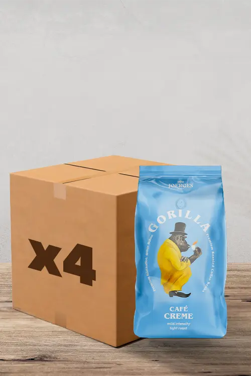 À côté d'une grande boîte en carton étiquetée « x4 », vous trouverez le délice ultime du café : un sac de 1 kg de grains de café Gorilla Café Crème N°3. Orné d'une image accrocheuse d'un gorille en costume, ce paquet promet une expérience café haut de gamme, idéale pour les amateurs. | Flaronis.lu