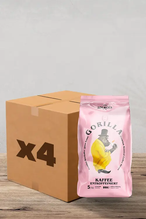 Sur une élégante surface en bois sur fond gris clair, vous trouverez une charmante présentation, idéale pour tous les amateurs de café : une boîte en carton marquée « x4 » côtoie un sac de café rose et accueillant de Gorilla Café. Ce sac attrayant, orné d'une illustration de gorille vêtu d'un costume jaune vif, contient les grains de café premium Gorilla Café Crème N°3, soit 1 kg de grains riches et aromatiques. | Flaronis.lu
