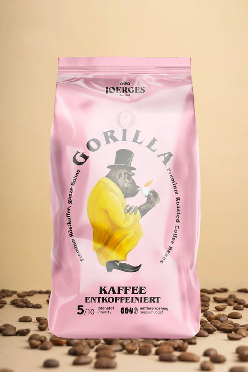 Découvrez nos grains de café Café Crème N°3 par Pink Gorilla ! Parfait pour les amateurs de café, ce sachet met en scène un charmant gorille vêtu d'une veste jaune vif et d'un haut-de-forme, entouré de grains de café de première qualité. Savourez l'arôme délicieux et la saveur riche de ces grains torréfiés avec expertise. Votre tasse de café parfaite vous attend !. | Flaronis.lu