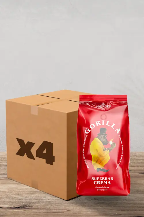 Un paquet de quatre en carton et un sac rouge vif de grains Gorilla Café Crème N°3 - 1 kg reposent magnifiquement sur une surface en bois, promettant aux amateurs de café l'arôme et le goût délicieux des grains fraîchement torréfiés. | Flaronis.lu