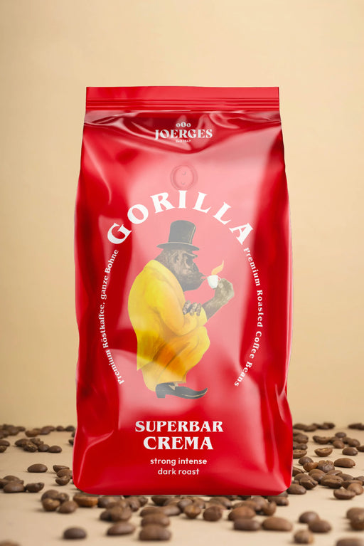 Bien sûr ! Voici une version conviviale pour les amateurs de café : « Voici le sachet rouge vif de « Gorilla Café Crème N°3 Grains - 1 kg », orné d'un élégant gorille en costume qui capture parfaitement l'essence de Gorilla Café. Autour de cette silhouette distinguée, des grains de café éparpillés vous invitent à savourer les riches saveurs qu'il contient. | Flaronis.lu