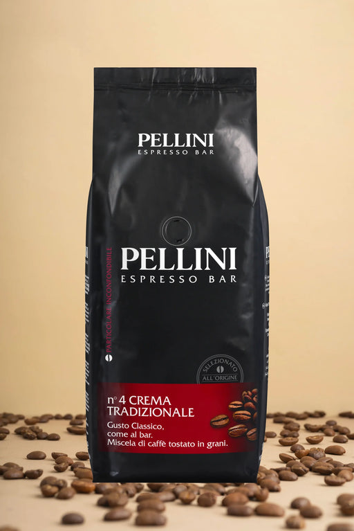 Imaginez un sac de 1 kg de Pellini Espresso Bar n°4 Crema Tradizionale posé sur un fond beige chaud, enveloppé d'une abondance de grains de café riches - un spectacle irrésistible pour tout amateur de café. | Flaronis.lu