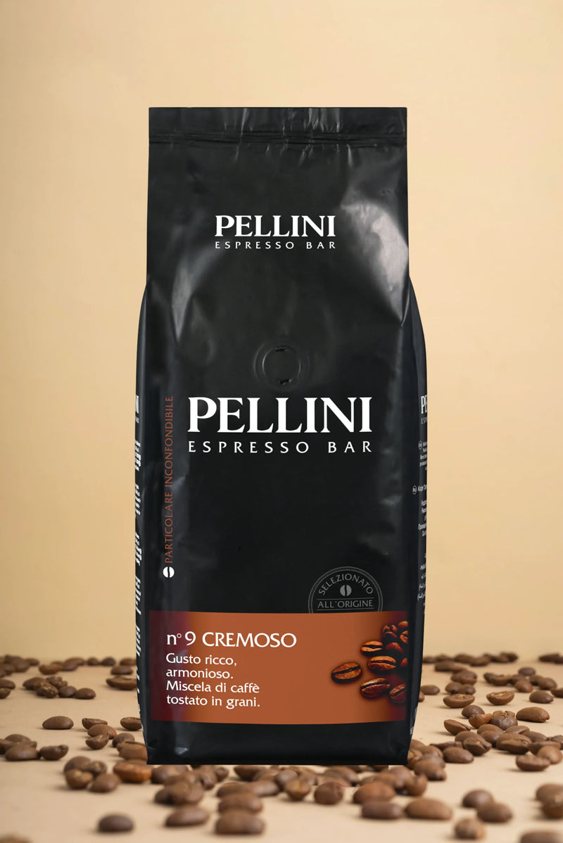 Un sac de 1 kg de grains de café Pellini Espresso Bar n°4 Crema Tradizionale est posé sur une surface accueillante, entouré de quelques grains aromatiques. L'emballage présente fièrement tous les détails du produit en italien, rendant hommage à la riche crème traditionnelle du véritable expresso : idéal pour les amateurs de café souhaitant sublimer leur expérience expresso. | Flaronis.lu