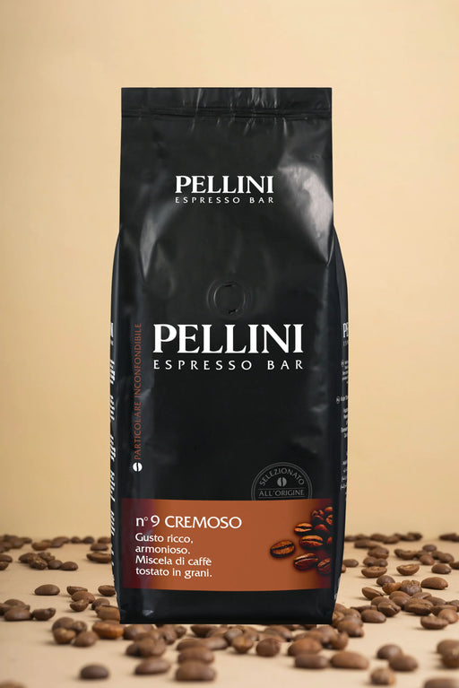 Un sac de 1 kg de grains de café Pellini Espresso Bar n°4 Crema Tradizionale est posé sur une surface accueillante, entouré de quelques grains aromatiques. L'emballage présente fièrement tous les détails du produit en italien, rendant hommage à la riche crème traditionnelle du véritable expresso : idéal pour les amateurs de café souhaitant sublimer leur expérience expresso. | Flaronis.lu
