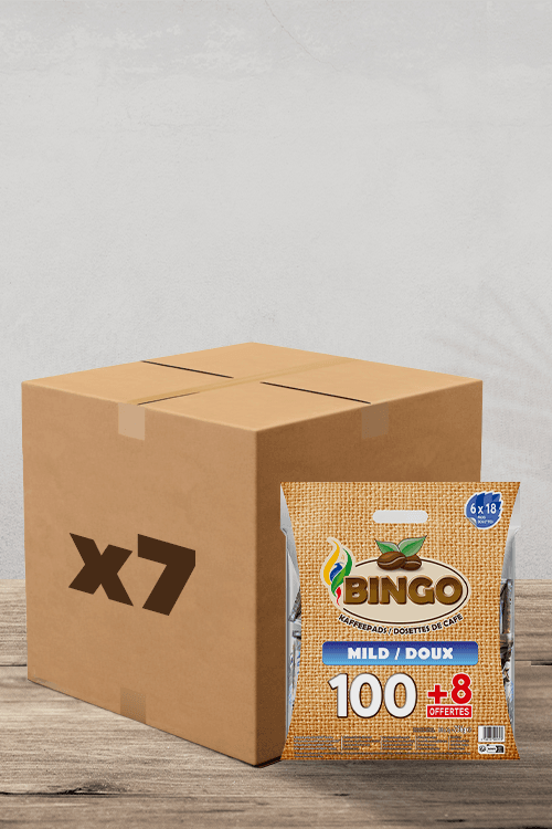 Un grand carton « x7 » se trouve juste à côté d'un paquet de dosettes de café Bingo Mild, deux indispensables de votre collection Pack Café préférée. Parfait pour alimenter votre passion du café ! | Flaronis.lu